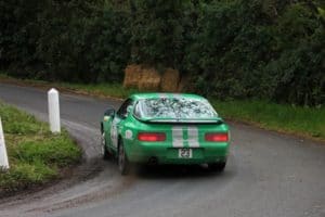 Un virage enroulé en Porsche 968